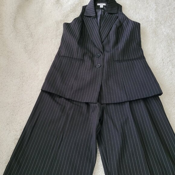 Bar III striped vest petite pantsuit. Pants are size 2P and vest is petite small - Picture 1 of 9